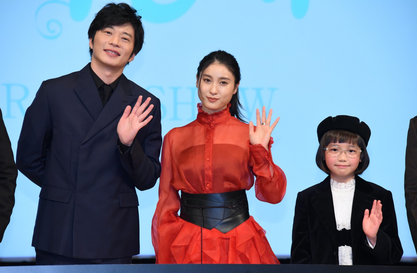 「哀愁しんでれら」完成報告会の様子。左から田中圭、土屋太鳳、COCO。