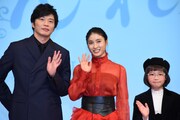 左から田中圭、土屋太鳳、COCO。