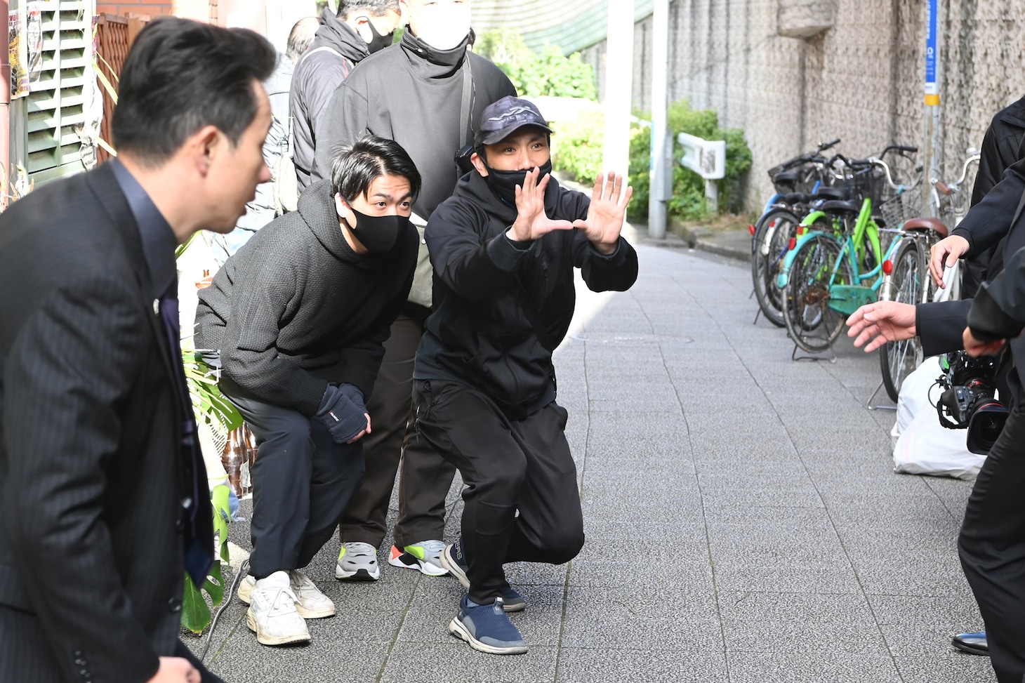 下村勇二（中央）