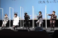 西銘駿（左から3番目）を一斉に指差すキャストたち。