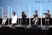 西銘駿（左から3番目）を一斉に指差すキャストたち。