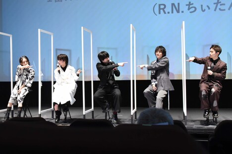 西銘駿(左から3番目)を一斉に指差すキャストたち。