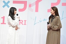 笑い合う森七菜（左）と堀田真由（右）。
