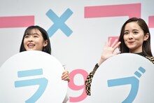 森七菜（左）と堀田真由（右）。