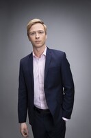 ウィル・チューダー演じるセオ。