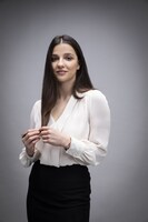 マリサ・エイブラ演じるヤスミン。