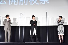 「北川景子さんとのシーンが一番楽しかったの？」と岡田将生（中央）、志尊淳（左）に尋ねられる平手友梨奈（右）。
