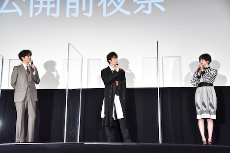 「北川景子さんとのシーンが一番楽しかったの？」と岡田将生（中央）、志尊淳（左）に尋ねられる平手友梨奈（右）。