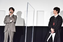 MCに「志尊くんさん」と呼ばれ「志尊くんだけで大丈夫ですよ」と返す志尊淳（左）と、“志尊くんさん”に笑いが止まらない岡田将生（右）。