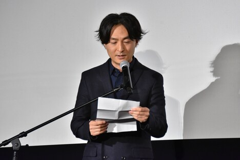 手紙を朗読する森ガキ侑大。