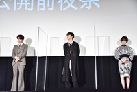 森ガキ侑大の手紙の朗読に耳を傾けるキャストたち。