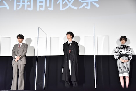 森ガキ侑大の手紙の朗読に耳を傾けるキャストたち。