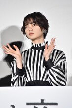 両手を振る平手友梨奈。