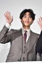 手を振る志尊淳。