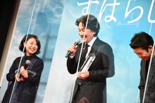 盾を受け取った西川美和（左）と、トロフィーを受け取った役所広司（中央）。