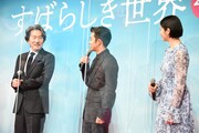 役所広司（左）に取材する仲野太賀（中央）と長澤まさみ（右）。