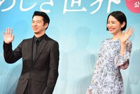 左から仲野太賀、長澤まさみ。