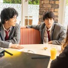制服姿の岩田剛典と新田真剣佑写す「名も無き世界のエンドロール」メイキング写真