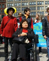 プロテスト行進中のサーロー節子。