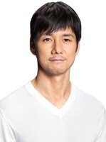 家福悠介を演じる西島秀俊。