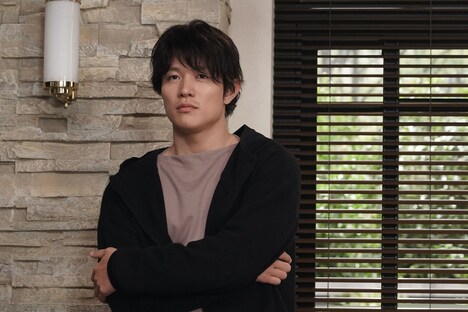 鈴木亮平演じる刈部清一郎。