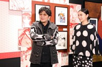 「25周年記念 るろうに剣心展」観覧時の様子。左から大友啓史、武井咲。