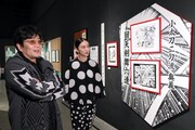 「25周年記念 るろうに剣心展」観覧時の様子。左から大友啓史、武井咲。