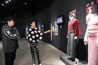 「25周年記念 るろうに剣心展」観覧時の様子。左から大友啓史、武井咲。
