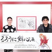 武井咲「るろ剣」撮影は“ただいま”の気持ち、大友啓史と一緒に「るろ剣展」を観覧