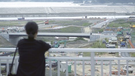 「二重のまち／交代地のうたを編む」