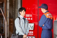 「浅田家！」より、妻夫木聡（左）。(c) 2020 「浅田家！」製作委員会