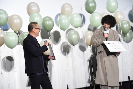 同じ回答をしたことに驚く土井裕泰(左)と菅田将暉(右)。