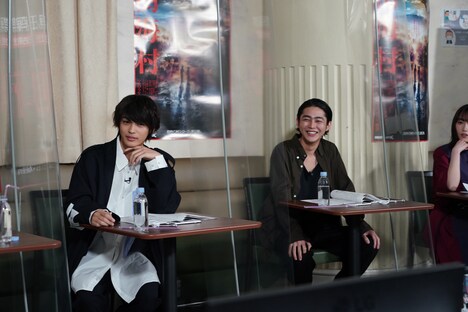 左から神尾楓珠、倉悠貴。