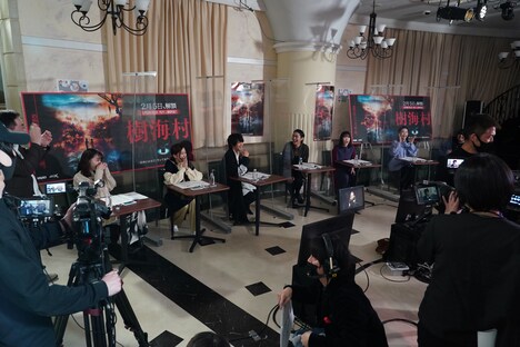 「樹海村」スペシャルLINE LIVEの様子。