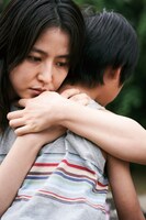 「MOTHER マザー」より、長澤まさみ（左）。(c)2020「MOTHER」製作委員会