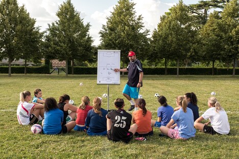 「クイーンズ・オブ・フィールド」