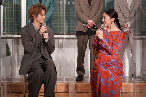 左から鈴鹿央士、久保田紗友。