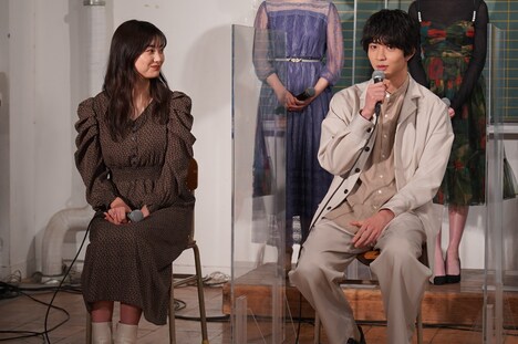 左から岡本莉音、鈴木仁。