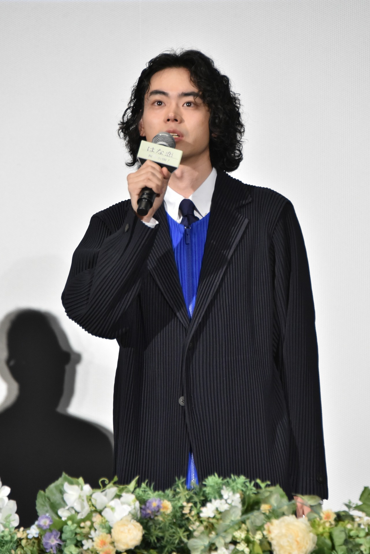 「（綾野）剛くんが舞台挨拶でこの作品の宣伝をしてくれたようなので、『ヤクザと家族』も観てください！」と同日公開の別作品をアピールする菅田将暉。