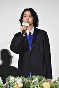 「(綾野)剛くんが舞台挨拶でこの作品の宣伝をしてくれたようなので、『ヤクザと家族』も観てください!」と同日公開の別作品をアピールする菅田将暉。