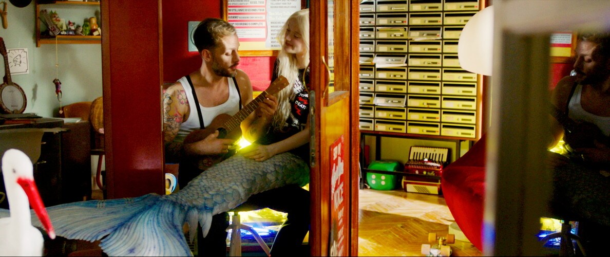 録音ブースで唇が接近…人魚の恋描く「マーメイド・イン・パリ」本編映像