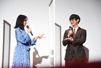 じゃんけんをする深川麻衣（左）と高良健吾（右）。