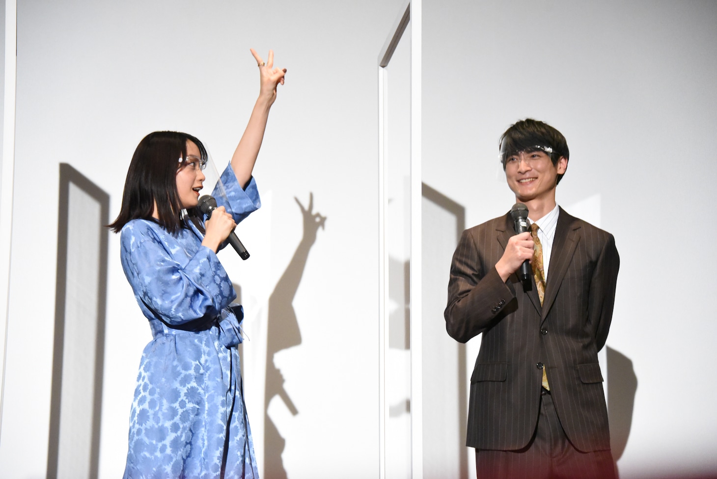 じゃんけんに勝って喜ぶ深川麻衣（左）。
