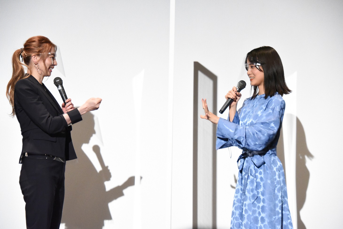 じゃんけんをする香里奈（左）と深川麻衣（右）。