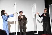 熊澤尚人（右）とのじゃんけんには負けた深川麻衣（左）。