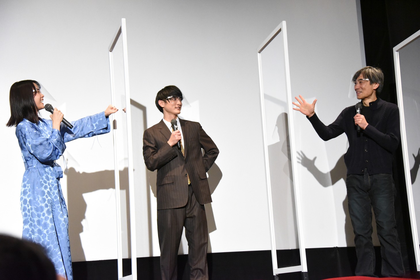 熊澤尚人（右）とのじゃんけんには負けた深川麻衣（左）。