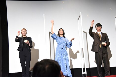 豆をまく登壇者たち。