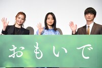 「おもいで写眞」初日舞台挨拶の様子。左から香里奈、深川麻衣、高良健吾。