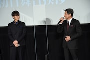 左から綾野剛、舘ひろし。