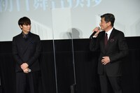 左から綾野剛、舘ひろし。